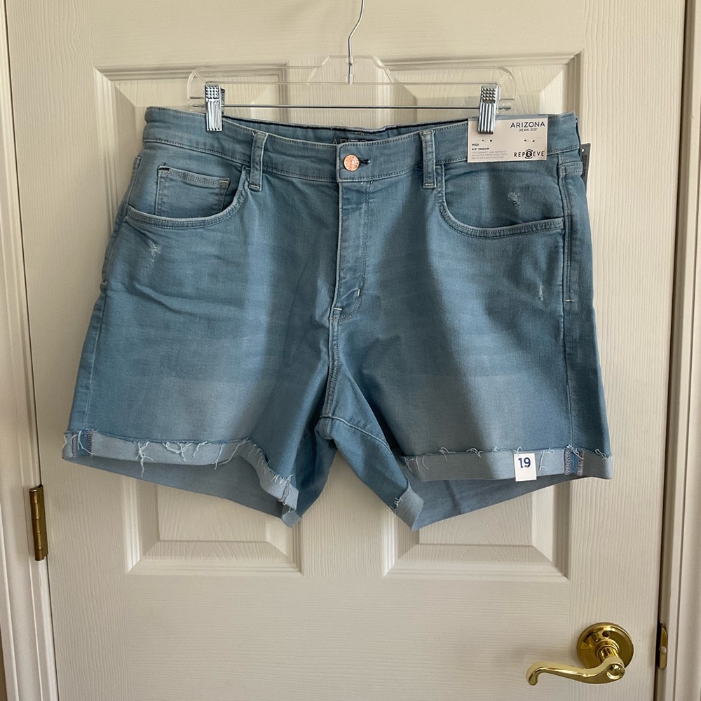 Womens MIDI Arizona denim shorts size 19.